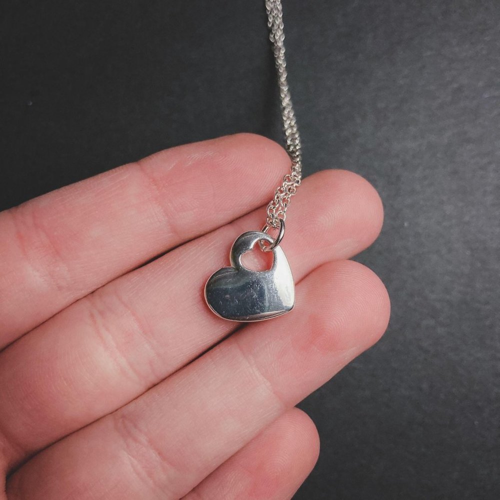 Avon Valentine's Cutout Heart Charm Chain Necklace - Picture 3 of 6